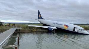 法国一波音737货机冲进湖里 网友吐槽：缺水补水中