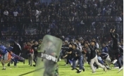 印尼球赛骚乱踩踏129人死亡，现场更多细节曝光