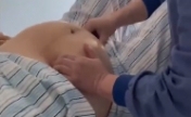 医生隔着妈妈肚皮将宝宝调了个头，上演1分钟乾坤大挪移