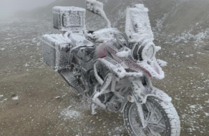 小伙露宿山顶摩托车冻成“冰雕” 热车半天才下山