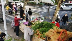 郑州部分菜市场暂未恢复营业 商贩人行道上摆摊