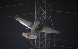 美国一飞机撞上输电塔 导致附近城镇断电
