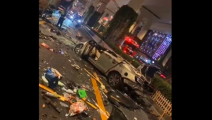 上海交警通报一小客车从高架坠下 车顶塌陷司机送医