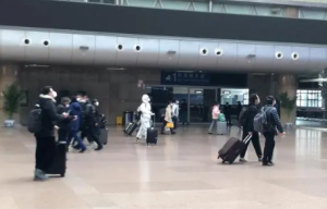 北京西站旅客戴N95 不少人穿防护服 戴护目镜出行