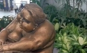 机场回应大厅雕塑被指有损女性形象：已上报相关部门，会去调查核实