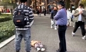1岁宝宝躺地耍赖 90后父母转身走开，爸爸：不惯着，谁不是个宝贝了
