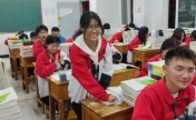 老师宣布各科月考第1名 女生连站7次 网友：是学神啊
