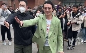“高启盛”进高校再现经典摇头动作 同学们对着他也是一路狂飙