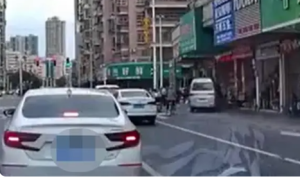 广东一面包车冲上人行道有老人被撞倒 地上有血迹