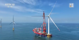 超大“风车”吊装成功 我国投运最大海上风电机组