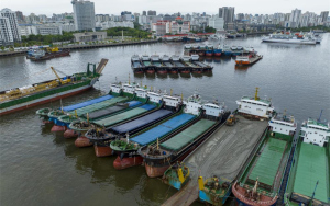 海口：台风“泰利”来袭 船只回港避风
