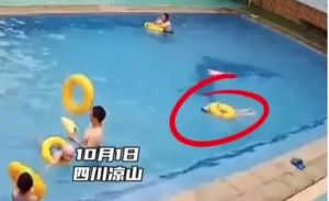 男孩游泳池溺亡10分钟无人救援 身边男子冷血观望