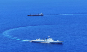 直击现场！中国海军完成两艘外籍船舶护航任务