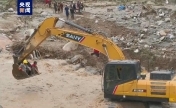 四川汉源：分秒必争 挖掘机转运受伤群众过河救治
