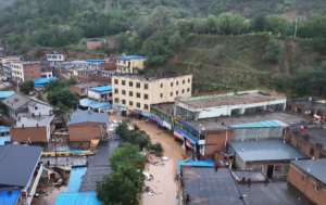 陕西志丹县遭遇大暴雨 多辆汽车被冲走