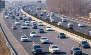 国庆假期首日全国道路交通总体平稳