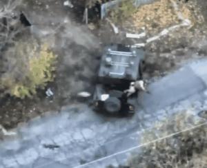 乌士兵跳车躲避俄军无人机臀部被击中 意外喜剧一幕
