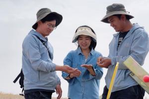 Xinjiang’ın pamuk tarlalarında çalışan 90 doğumlu gençler