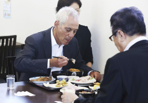 ABD'nin Tokyo Büyükelçisi'nin şovu tipik bir ikiyüzlülük örneği