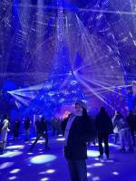 周也晒法国旅行美照好可爱 戴贝雷帽模仿电影海报