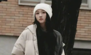 关晓彤晒春日街头随拍照 戴帽子悠闲漫步状态惬意