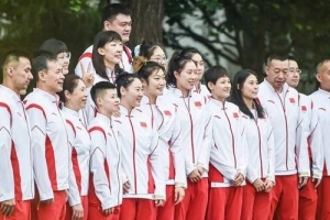 中国女篮兵发东京姚明抢镜 主帅许利民坐轮椅出征