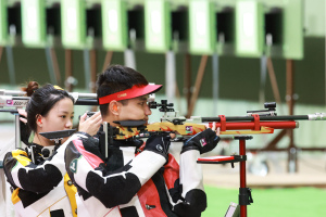 杨倩搭档杨皓然 夺得10米气步枪混合团体金牌