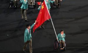周佳敏、王浩执旗 中国残奥体育代表团入场！