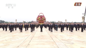 習(xí)近平等黨和國(guó)家領(lǐng)導(dǎo)人出席烈士紀(jì)念日向人民英雄敬獻(xiàn)花籃儀式