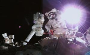 早报|神十三航天员第2次出舱 官员威胁上访者被查