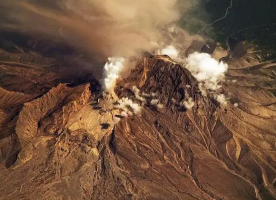 这座火山，随时可能喷发！火山灰柱可达15千米