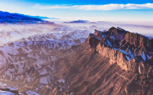 新疆昌吉：白雪皑皑映丹霞