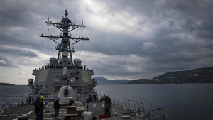 美国防部：一艘美国军舰和多艘商船在红海遭袭