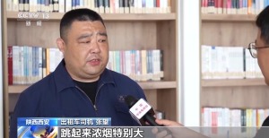 车祸现场4人被困 的哥乘客联手施救