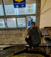 司機(jī)辦事遇“丁義珍式”窗口 問路標(biāo)語引爭議