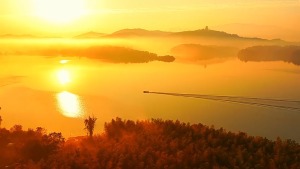 冬日平天湖上演水墨幻境 晨雾泛舟如行画中