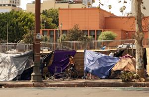 美国女性流浪者平均寿命仅42岁 系统性消耗的无声悲剧