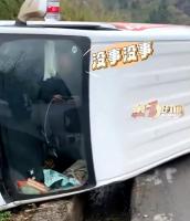 司机在侧翻车内淡定打游戏等救援，“自己也可以出来，不过这样挺危险的”