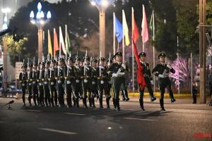 成都市民凌晨排队等升国旗 共迎新年第一缕阳光