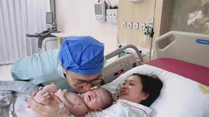 元旦宝宝1月1日0点出生 新年钟声下的幸福时刻