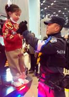 特警一把抱起想合影的小朋友 温柔守护的瞬间