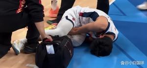 徐杰膝盖被周琦撞伤 球迷祈祷无大碍