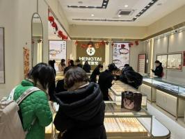 金价大涨引发抢购潮 金店热闹非凡