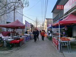 天安门墙画村爆火 有商贩1天赚2万 游客打卡热潮持续