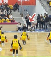 小朋友篮球表演失误却获全网点赞 默契配合感动人心