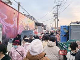 河南“天安门”墙画村元旦涌进5万人 村民热情迎客