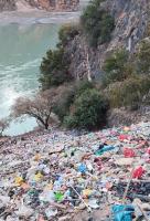 博主曝金沙江边被倾倒上百吨垃圾 当地政府迅速清理完毕