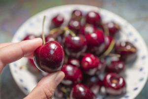 “刚买完又降40块”，跌落凡间的车厘子更没人要了？ 价格跳水引发热议