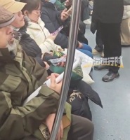 北京地铁回应女子扔一地瓜子壳 网友：建议出台黑名单措施，禁止坐地铁