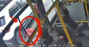 司机喊“快下去帮忙” 乘客抬车救人 冬日街头的温暖救援